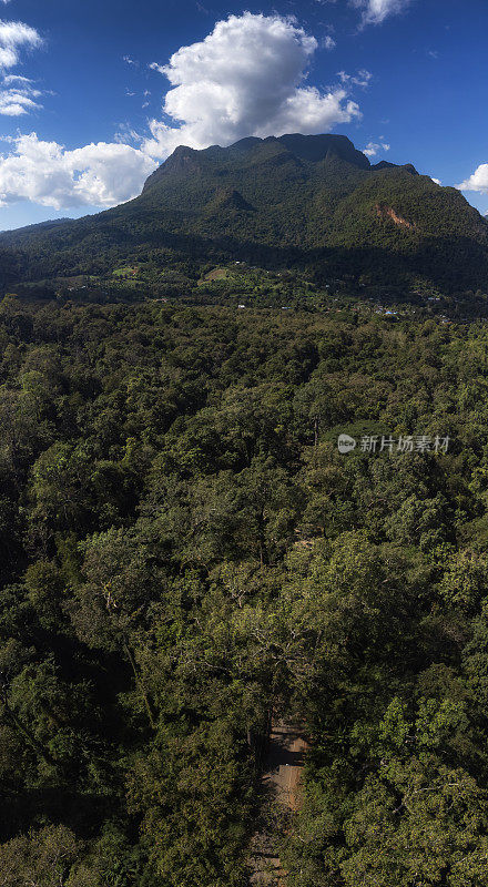 在泰国清迈省的Doi Luang Chiang Dao日出时的美丽景色。